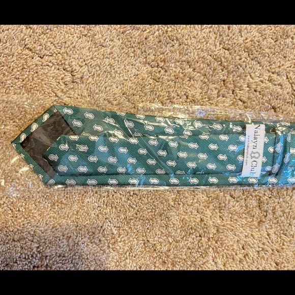 Green Nalayn Pattern Tie Brand New - Picture 6 of 7